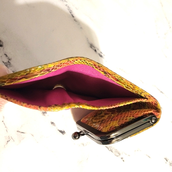 Vintage HOBO Int'l 'Robin' Embossed Autumn Pattern Leather Wallet w/Kisslock - Picture 8 of 11